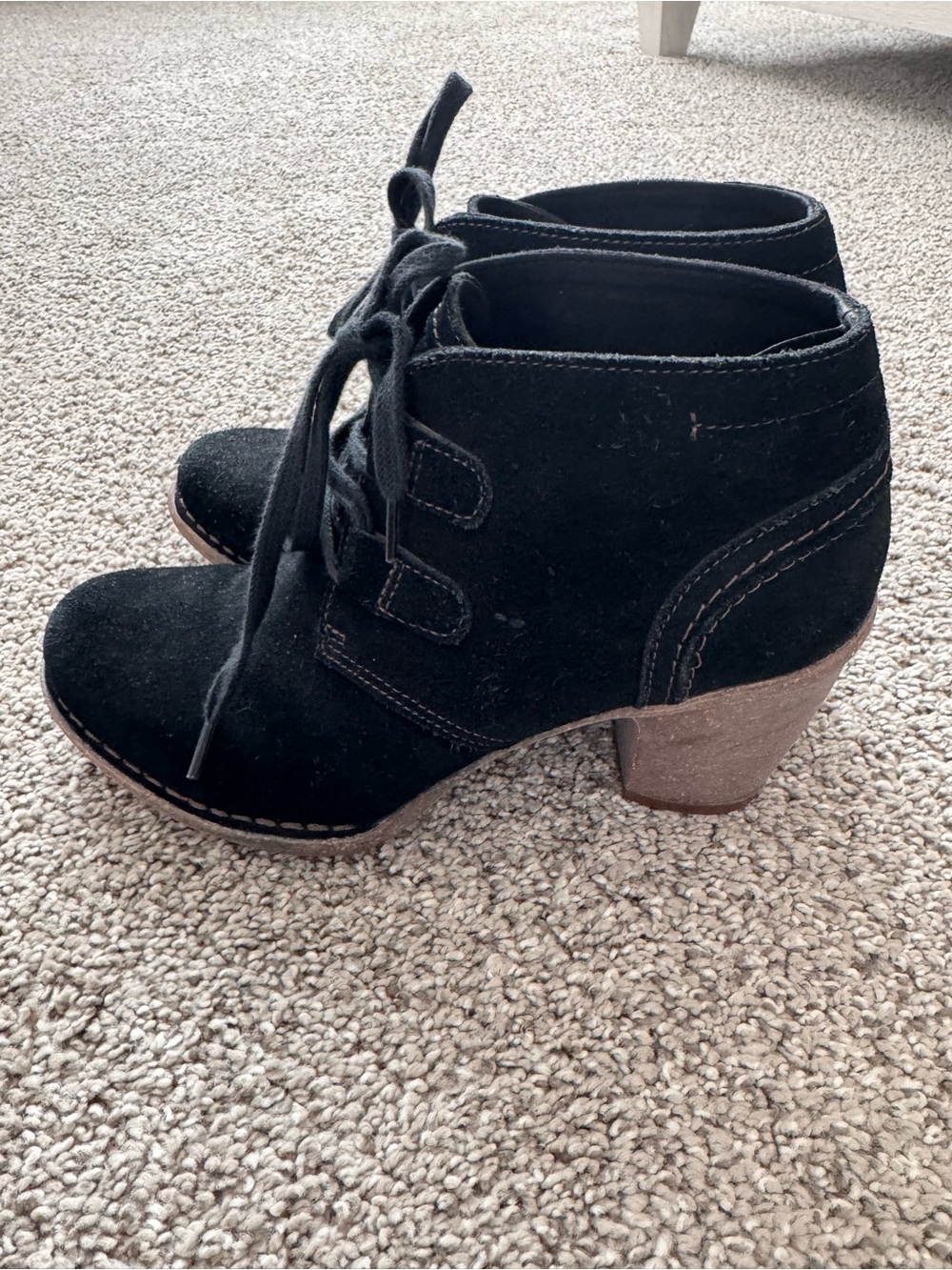 Clarks Black Suede Lace-Up Ankle Booties with Brown Block Heel Sz 7.5